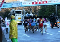 1区　集団のまま　御成門付近を通過.JPG