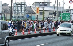 2009_1102全日本駅伝0053 3区中継所　宇野選手から川上選手への3位での襷リレー.JPG