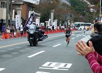 2009_1102全日本駅伝0144 8区　大津選手が明大を抜いて２位へ.JPG