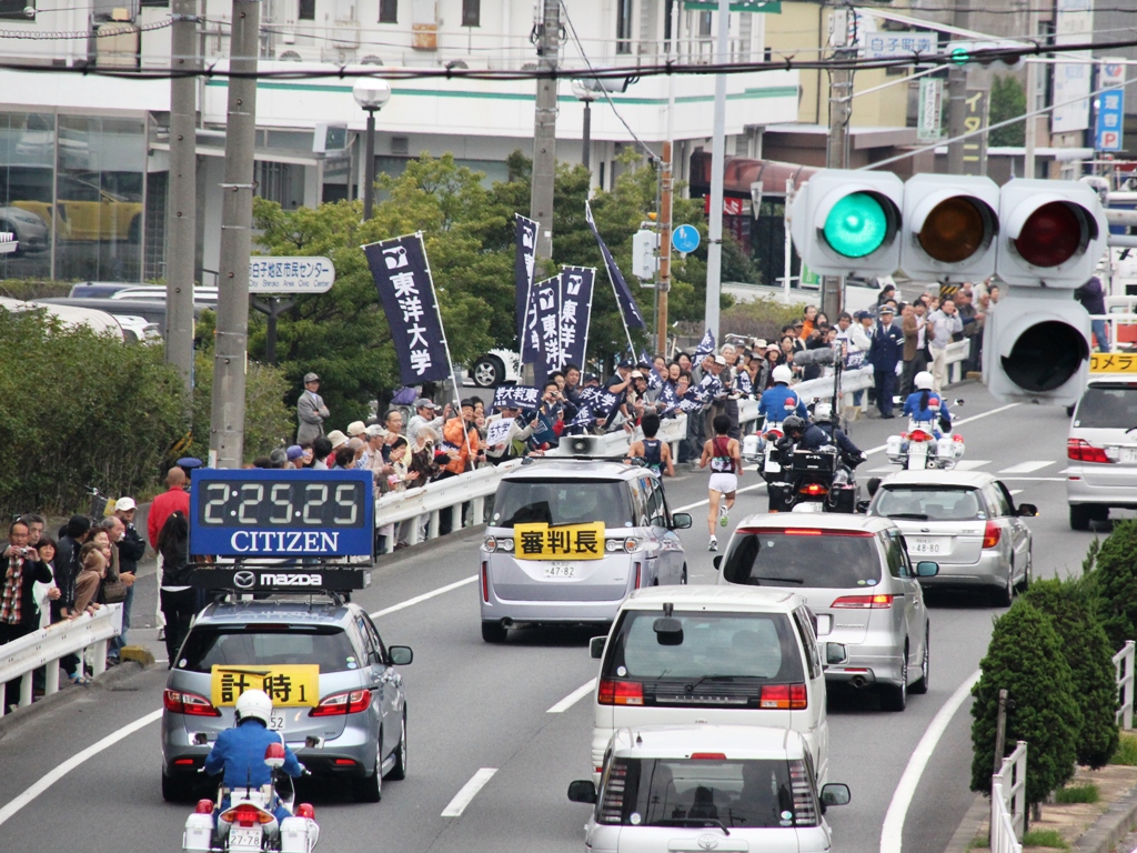 IMG_0094　川上選手へ声援を贈る校友会応援団.JPG