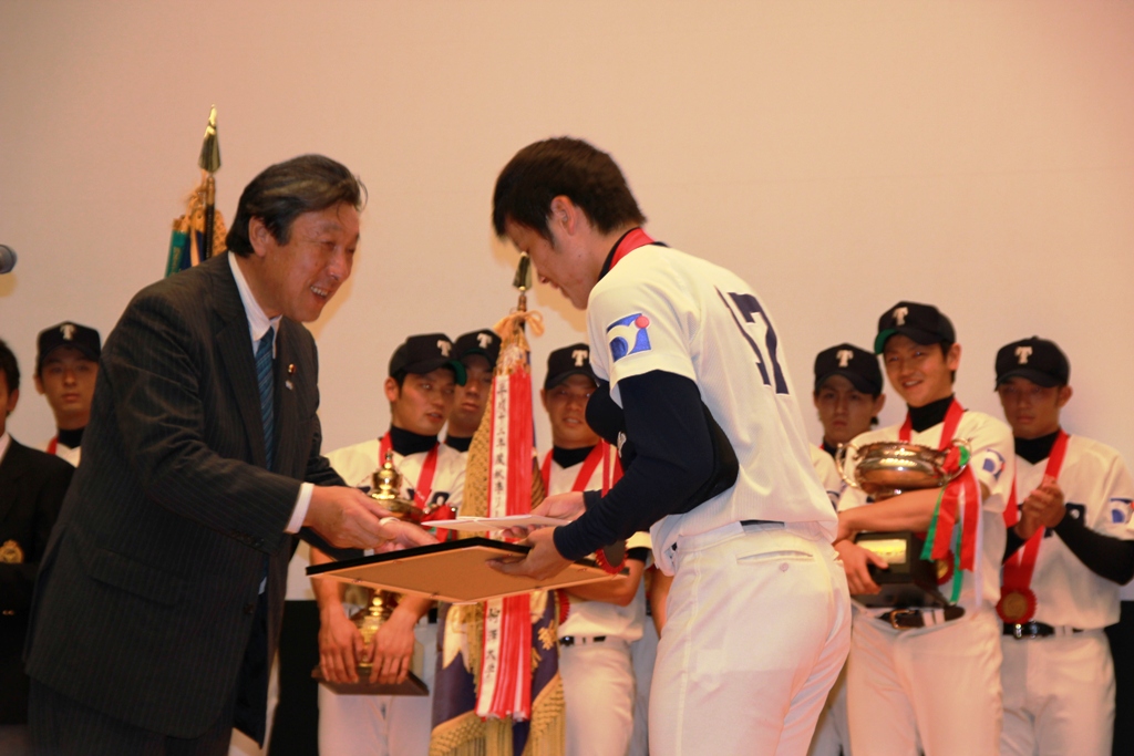 IMG_2772 ＭＶＰ藤岡選手への表彰.JPG